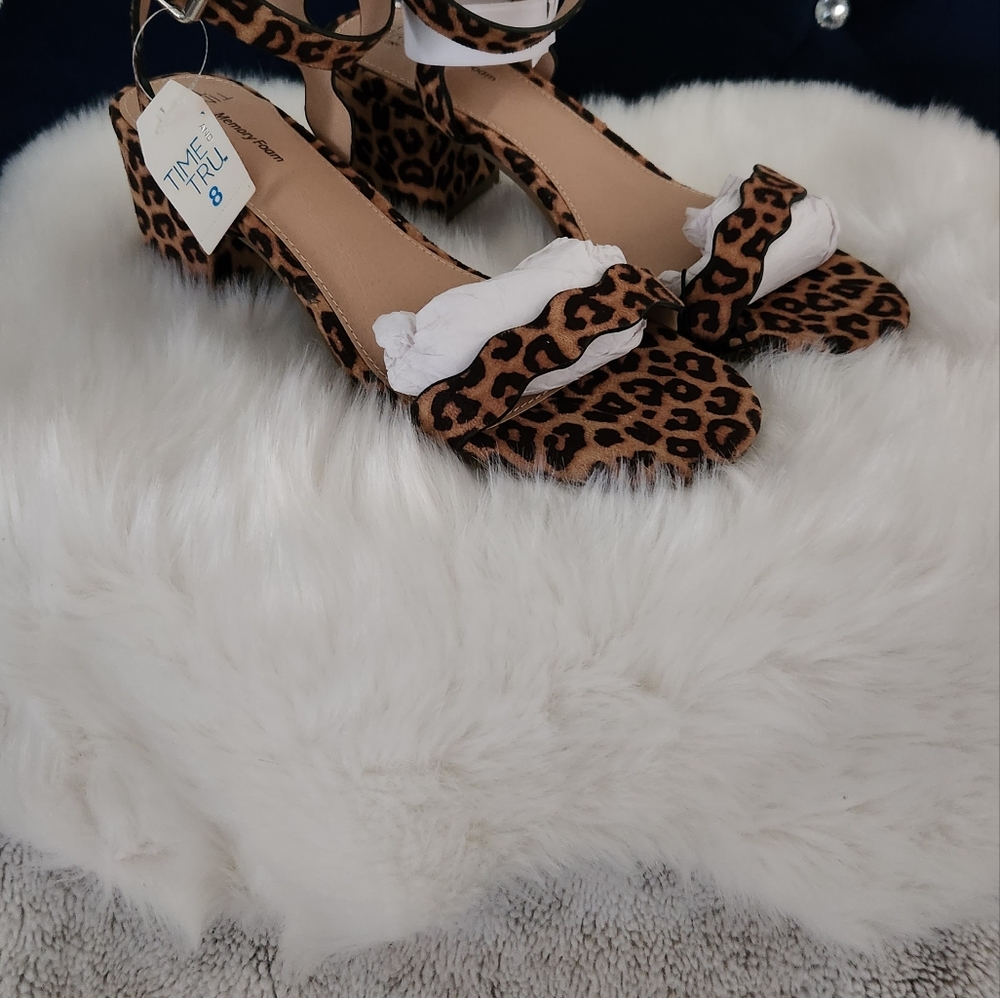 NWT !! CHEETAH SANDALS - Picture 7 of 7